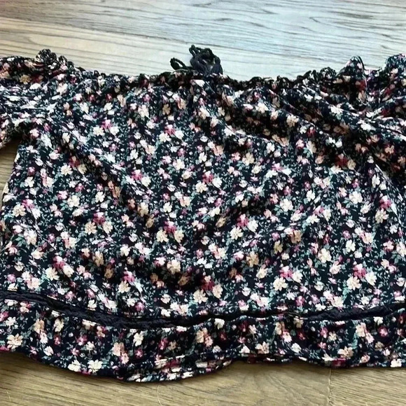 🌸3/$30🌸AMERICAN Eagle Outfitters | Floral Off  The Shoulder Top - Picture 9 of 9